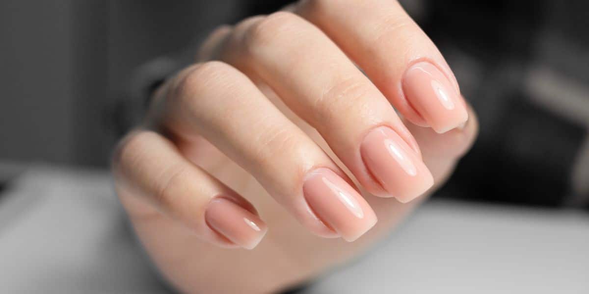 Esmalte nude, tendência para esse ano e sinônimo de elegância (Imagem Reprodução Canva)