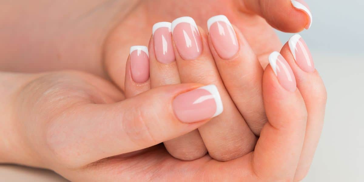 Unhas francesinha, clássica e atemporal, para ficar elegante (Imagem Reprodução  Canva)