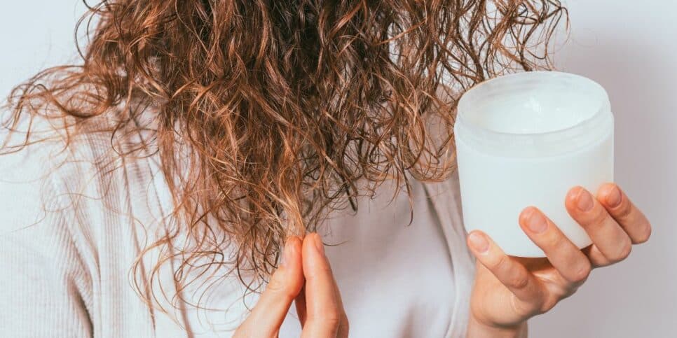 Receita caseira com produtos naturais que vai ajudar a recuperar os cabelos ressecados (Imagem Reprodução Canva)
