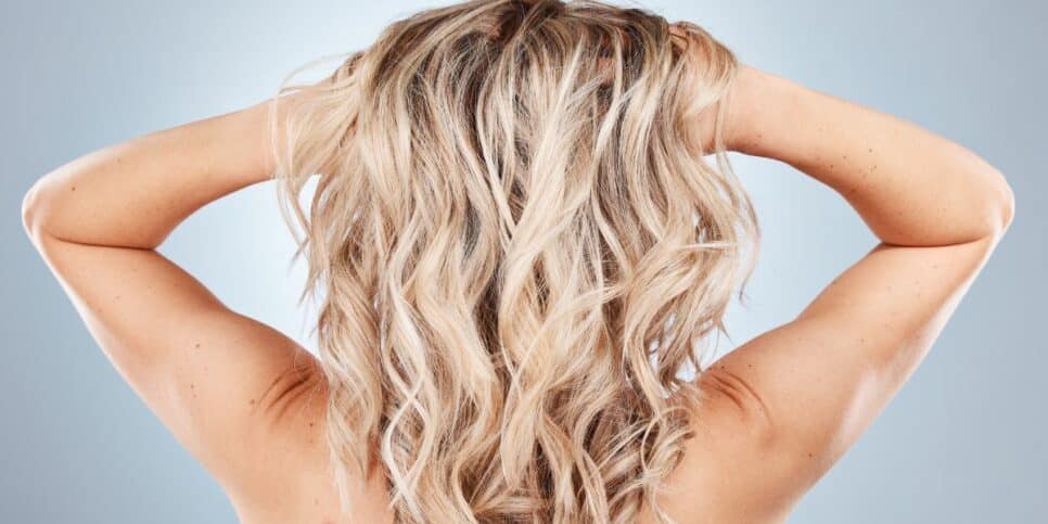 Truques caseiro natural para a manutenção dos cabelos com mechas (Imagem Reprodução Canva)