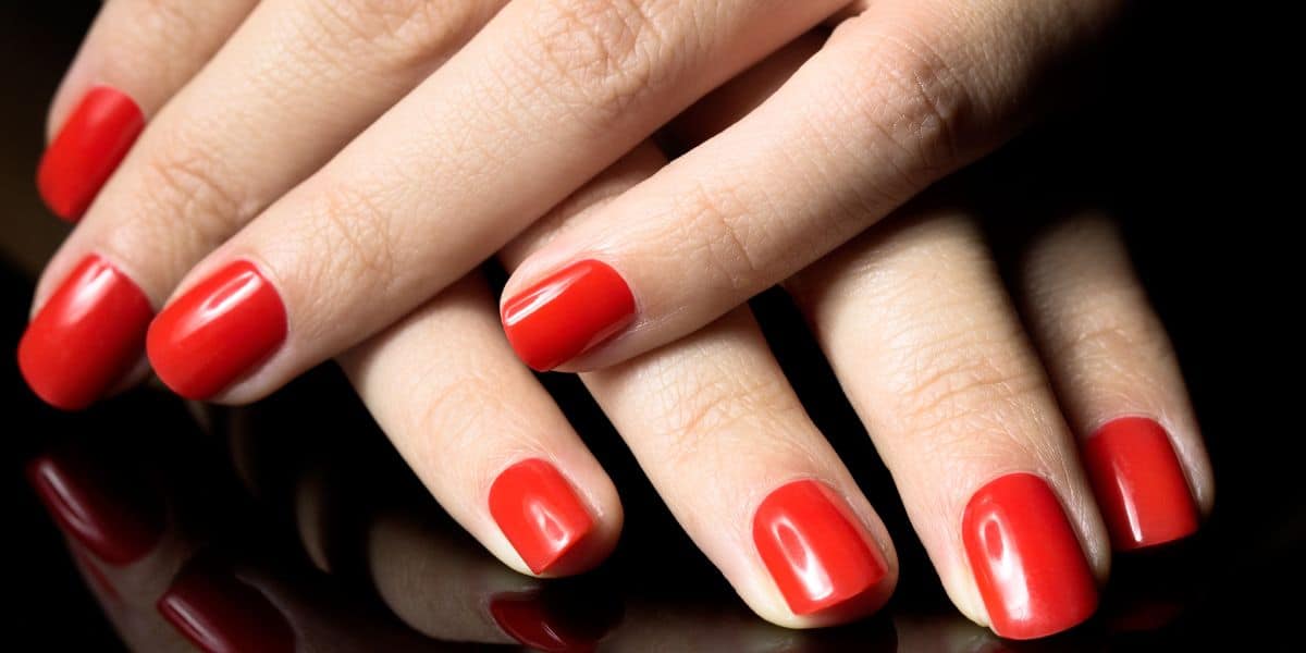 Esmalte vermelho vívido (Imagem Reprodução Canva)