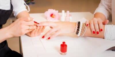 Cores de esmaltes de unha tendência de 2024 para pedir para manicure (Imagem Reprodução Canva)