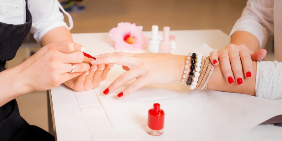 Cores de esmaltes de unha tendência de 2024 para pedir para manicure (Imagem Reprodução Canva)