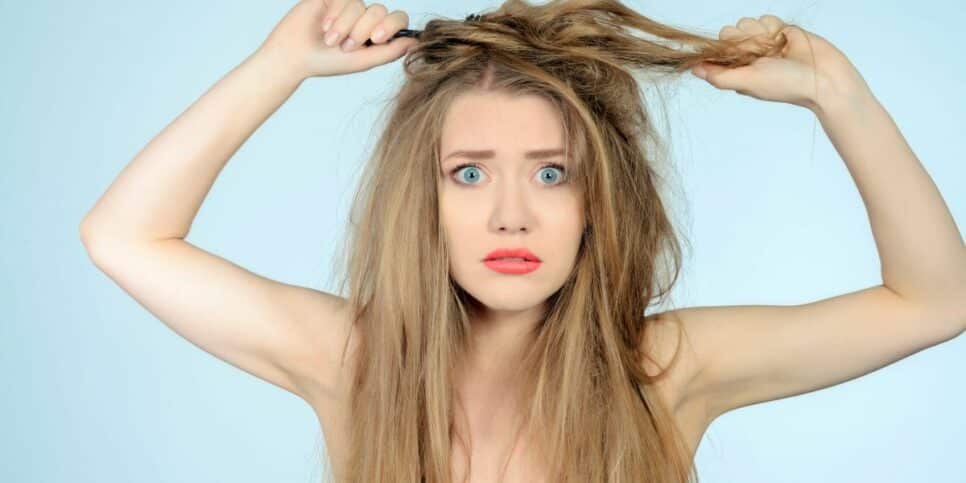 Teste simples para saber se o seu cabelo está com falta de queratina (Imagem Reprodução Canva)