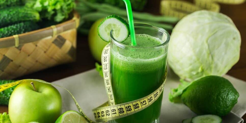 Suco de apenas dois ingredientes que pode te ajudar a perder os quilinhos indesejados (Imagem Reprodução Canva)