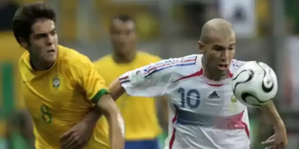 Kaká e Zidane em partida pela Copa do Mundo de 2006 (Imagem: Reprodução)