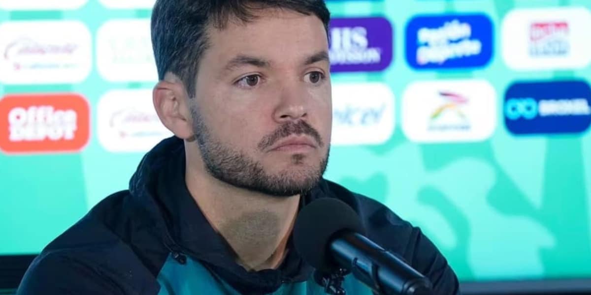 Nicolás Larcamón, técnico do Cruzeiro (Foto: Reprodução / @clubleonfc / X)