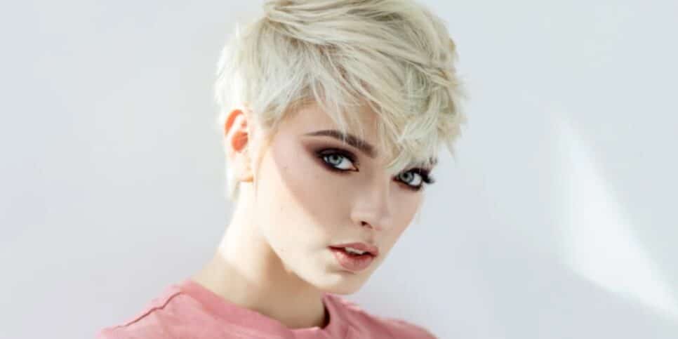 Pixie, modelo de corte de cabelo para mulheres de mais de 50 anos (Imagem Reprodução Shutterstock)