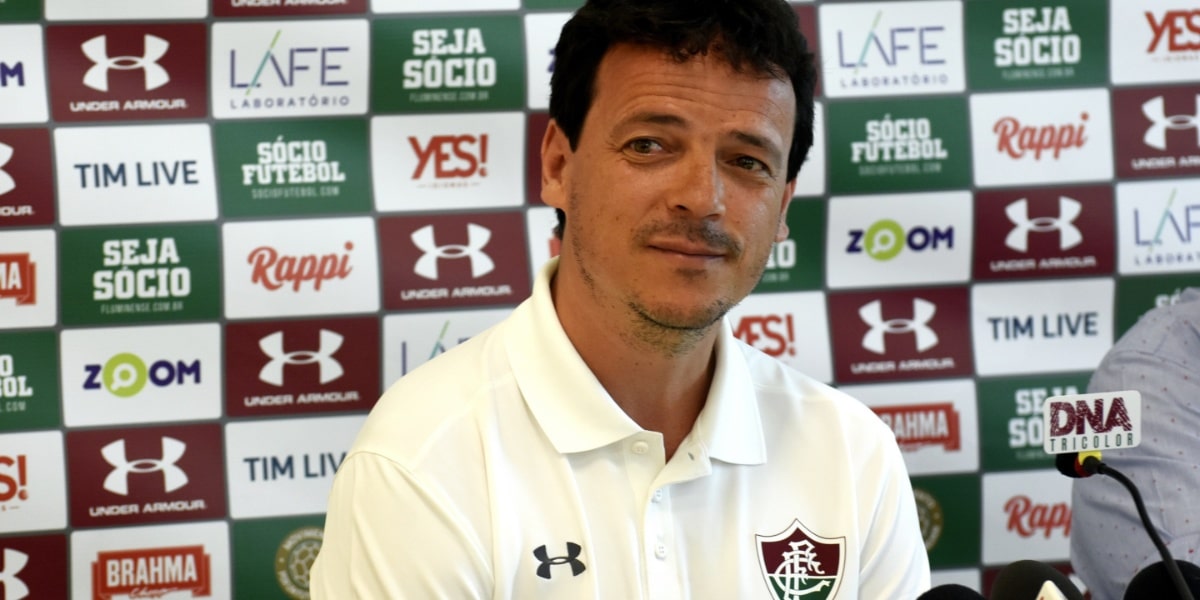 Fernando Diniz dando declaração em entrevista coletiva (Foto Mailson Santana/ Fluminense)