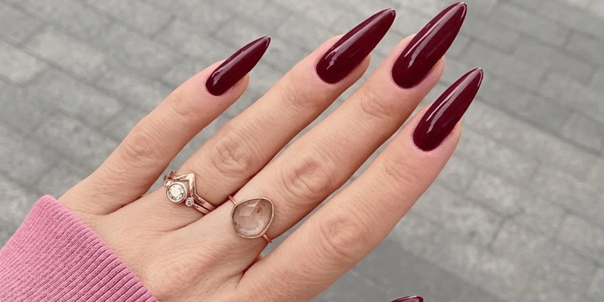 Unhas vermelho cereja, cor tendência de 2024 (Imagem Reprodução Pinterest)