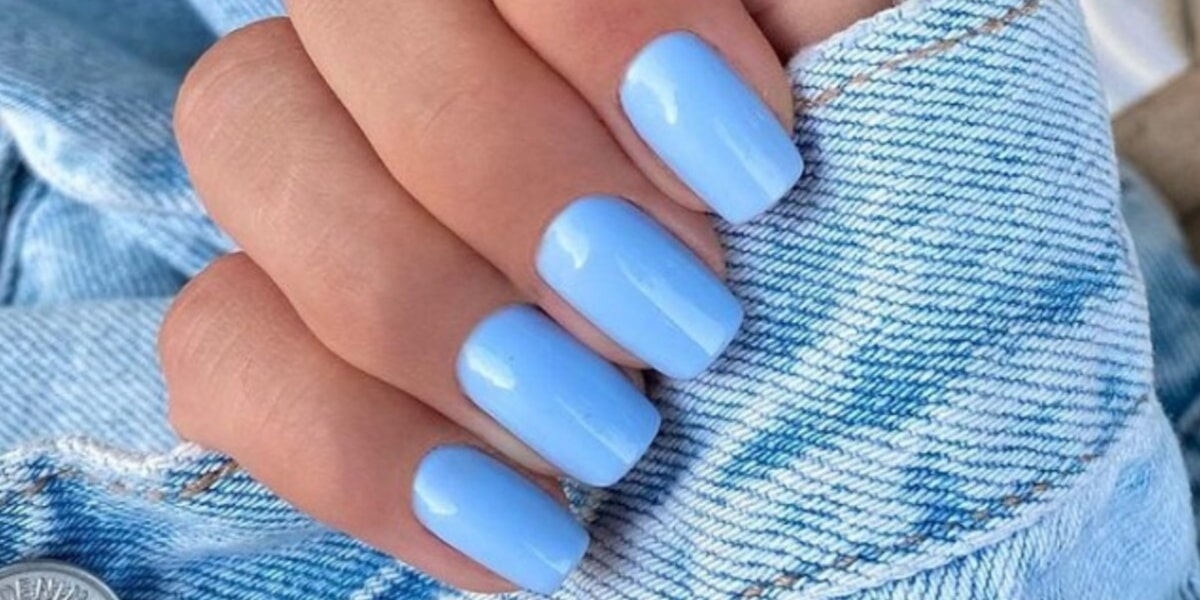 Unhas azul claro tendência de 2024 (Imagem Reprodução Oi Bonita)