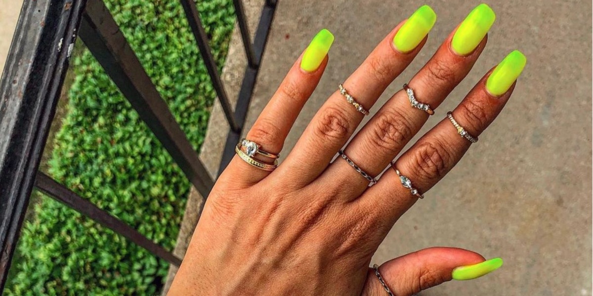 Unhas verde neon, muito estilosas para pedir para manicure (Imagem Reprodução Klaudia Wyszyńska) 