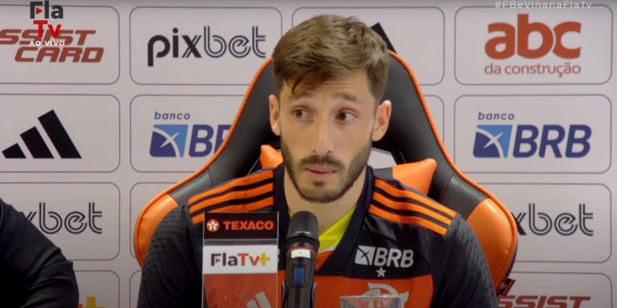 Jogador Matías Viña em sua apresentação oficial pelo Flamengo ( Foto: Reprodução/FlaTV)