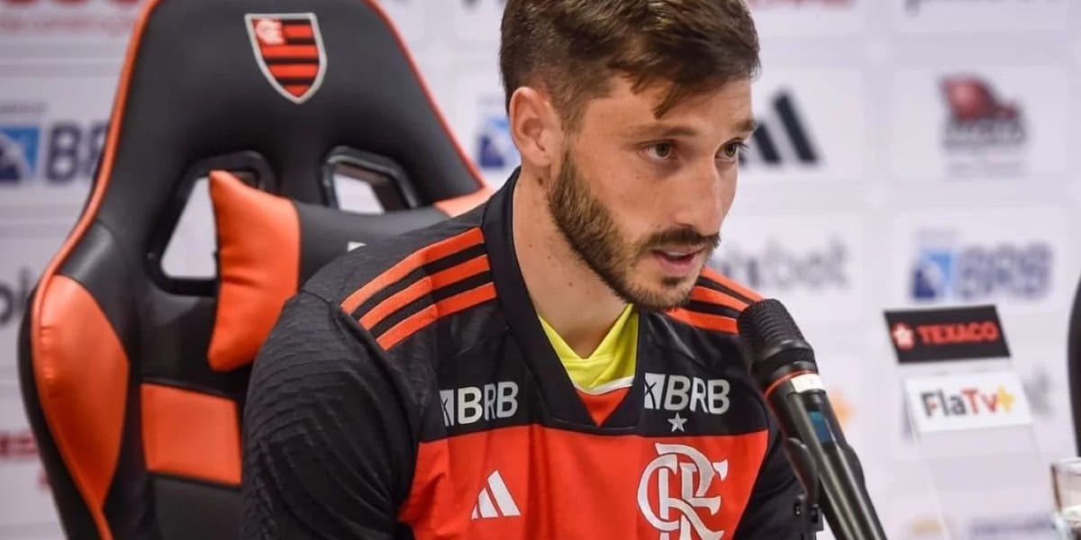 Jogador Matías Viña em sua apresentação oficial pelo Flamengo (Foto: Reprodução/FlaTV)