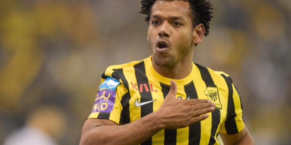 Romarinho, em jogo por time árabe (Foto Reprodução Khalid Alhaj/Getty)