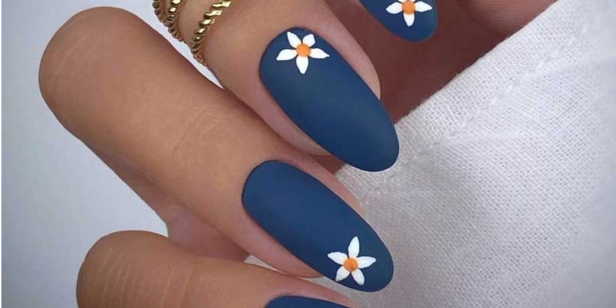 Esmalte azul com flores (Imagem Reprodução @monika__nails)