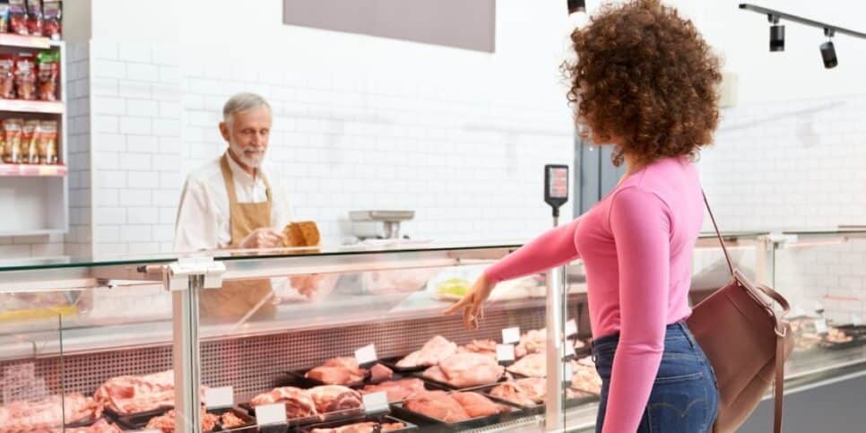 Pessoa escolhendo carne em açougue (Foto: Reprodução/Freepik)
