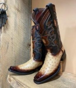 Botas resistentes e em cores chamativas (Foto: Reprodução / Caballo Bronco)