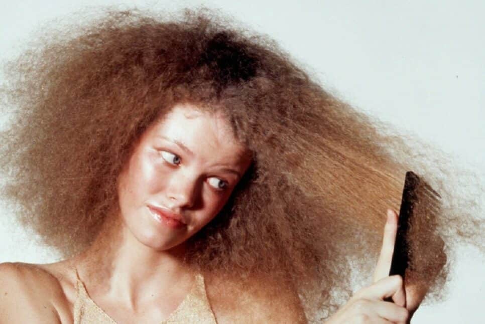 Cabelo ondulado com um pouco de frizz (Foto: Reprodução cachosefatos)
