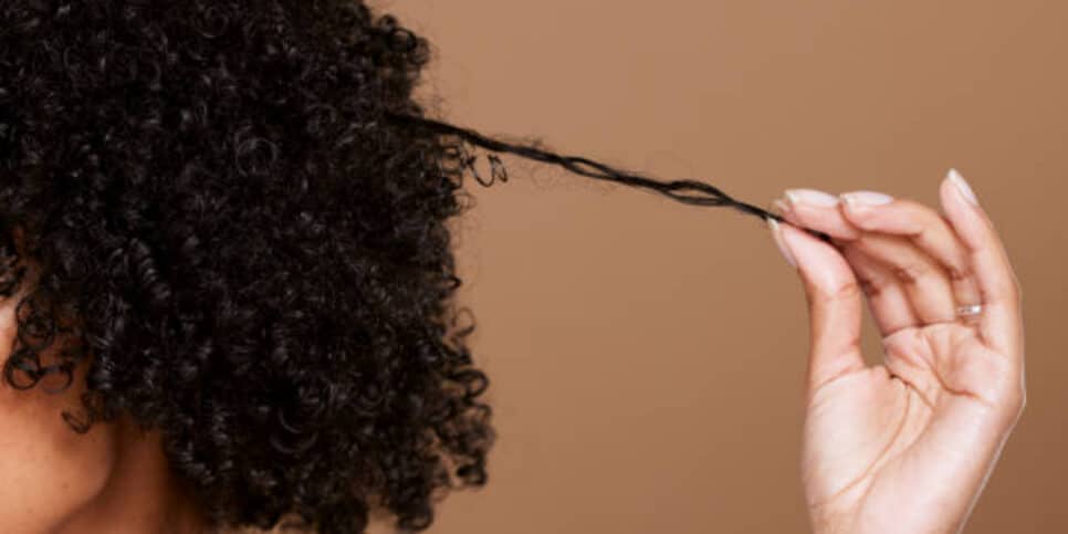 Conheça essa receita caseira e natural que vai salvar os seus fios (Foto: iStock/PeopleImages)