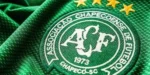 Brasão da Chapecoense estampado em camisa (Imagem: Reprodução)