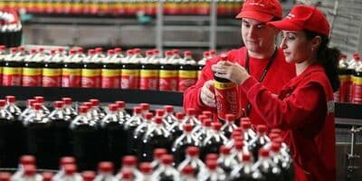 Imagem do post Coca-Cola anuncia mais de 9 mil vagas para quem tem a partir de 16 anos; prepare seu currículo