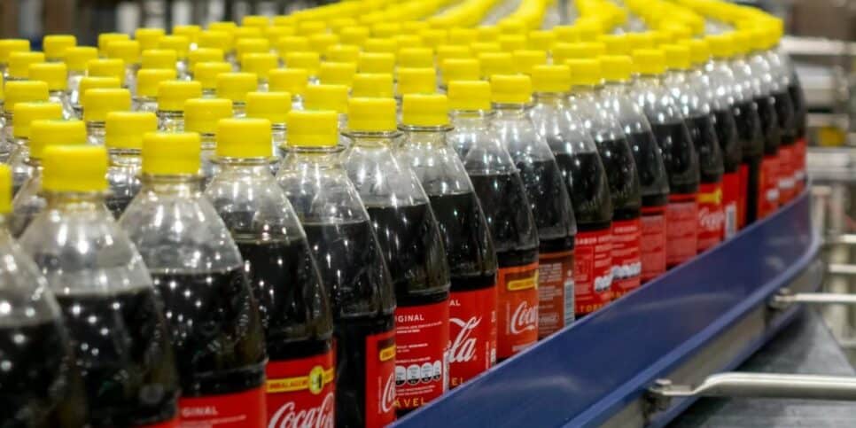 A história inesperada por trás das garrafas de Coca-Cola com tampas amarelas (Foto: Reprodução/Internet)