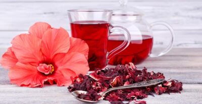 Chá de hibisco preparado para consumo: Emagrece e controla pressão alta (Foto: Reprodução/ FreePik)