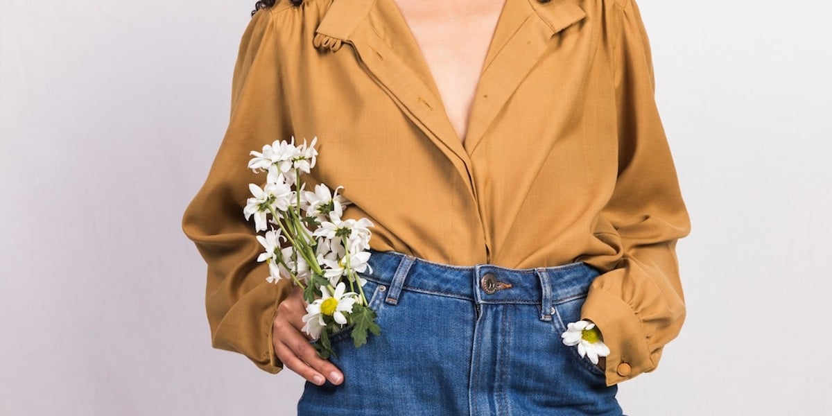 Roupa com tonalidade de amarelo (Foto: Reprodução/Freepik) 