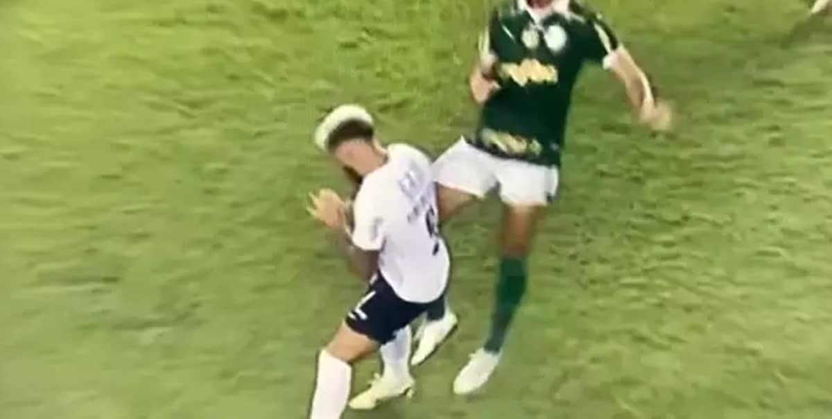 Yuri Alberto sofreu lesão por entrada de Murilo em clássico contra o Palmeiras (Foto: Reprodução/ Internet)