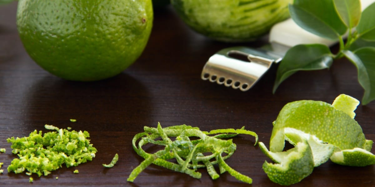 Congele seu limão e não jogue a casca fora; raspe ele nos seus alimentos congelado (Foto: Reprodução/ FreePik)