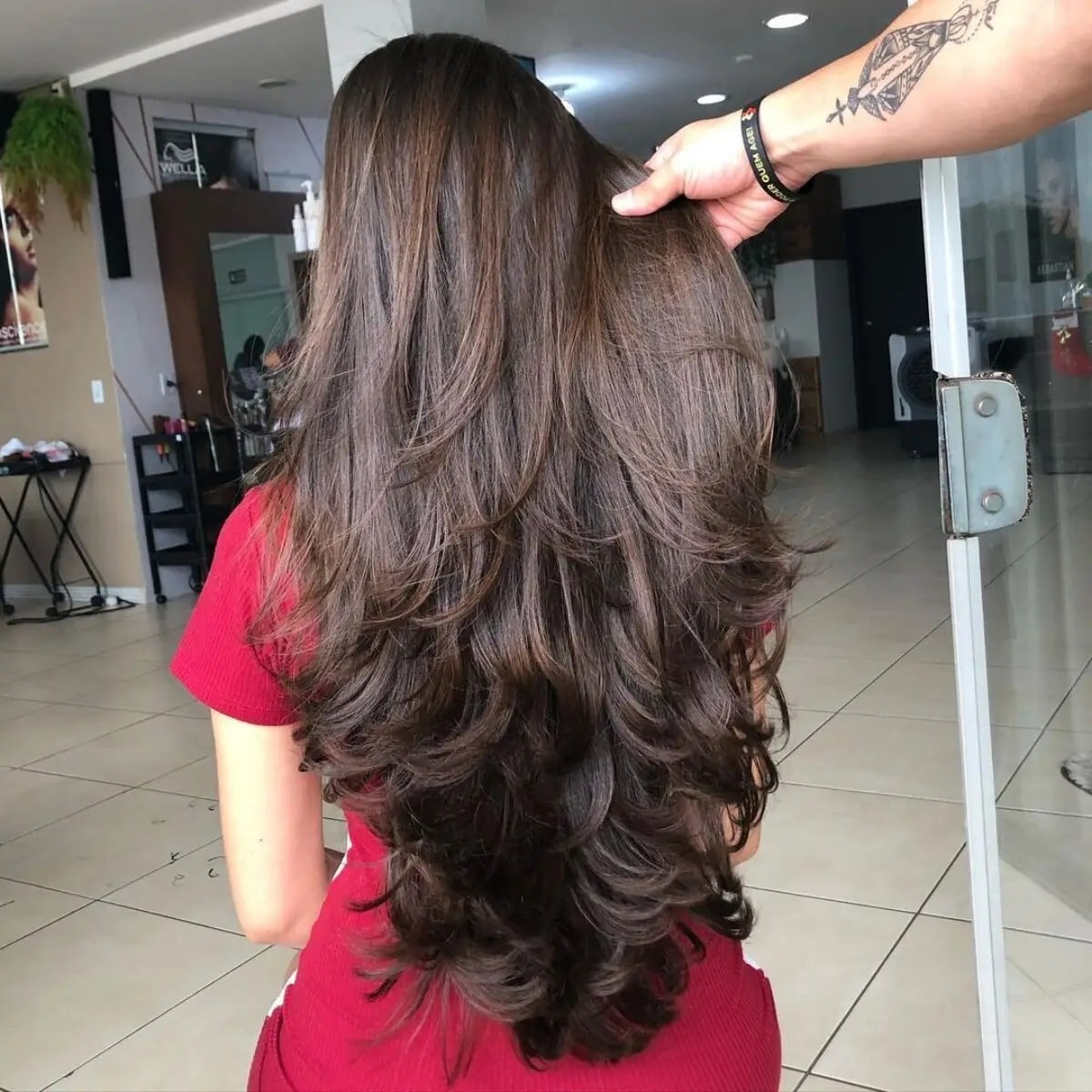 O longo com camadas é perfeito para quem não quer abrir mão do cumprimento do cabelo e ainda deseja ter volume a mais (Foto: Divulgação)