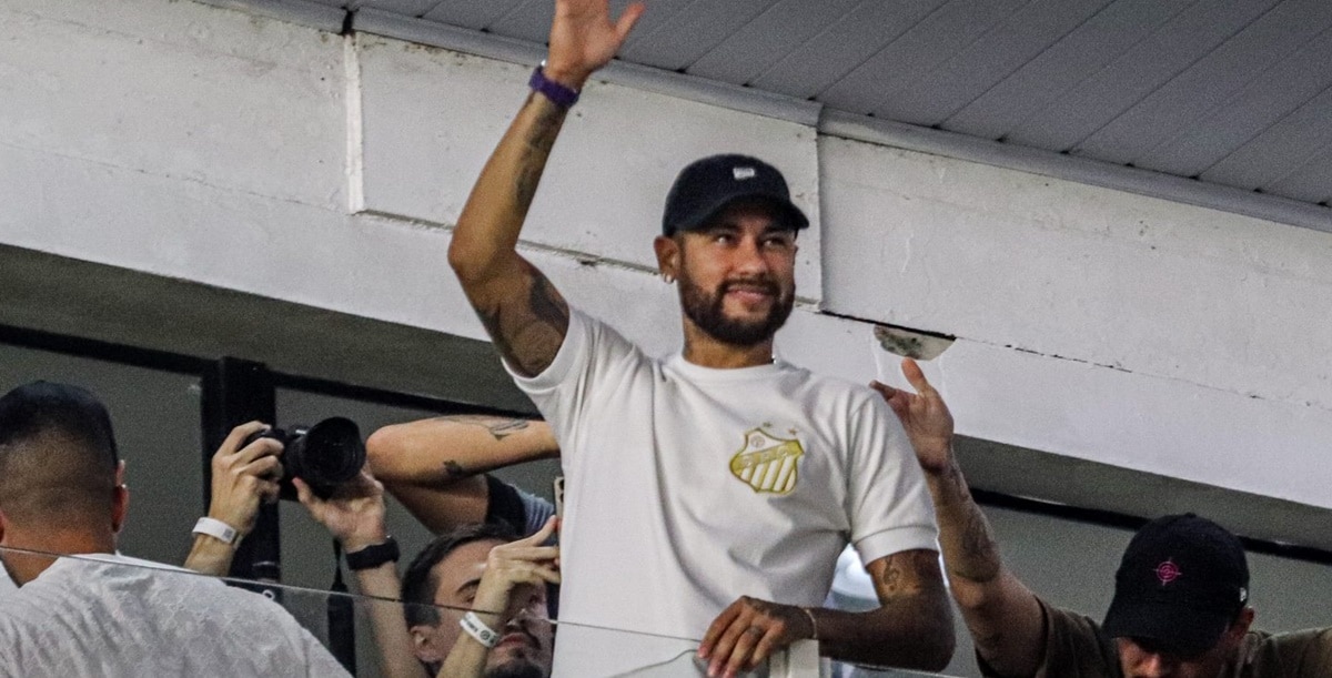 Neymar presente em jogo do Santos recentemente (Foto: Reprodução/ Santos TV)