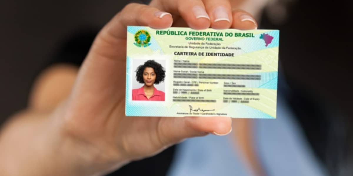 Idosos recebem notícia sobre novo RG e comemoram decisão (Foto: Divulgação)