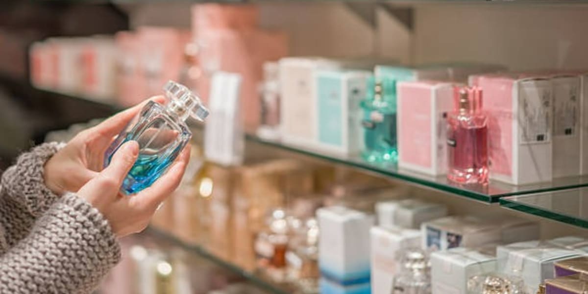 Veja os perfumes femininos que causam impacto e precisam estar na sua lista (Foto: iStock/mgstudyo)