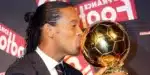 Ronaldinho Gaúcho com a Bola de Ouro (Foto: Reprodução)