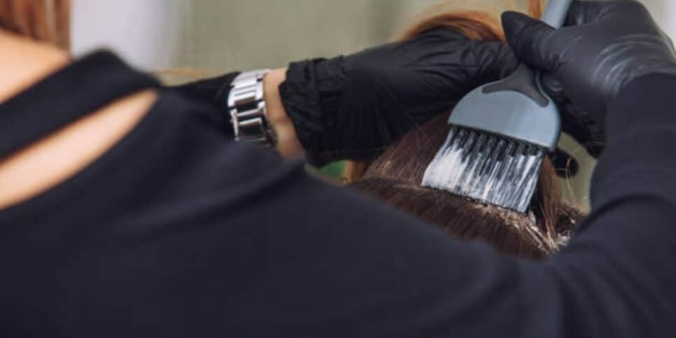 Cubra cabelo grisalho sem química e usando 2 ingredientes (Foto: iStock/Kuzmichstudio)