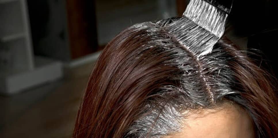 A tinta não cobriu os seus fios brancos do cabelo? Faça essa máscara capilar (Foto: iStock/Mehmet Hilmi Barcin)