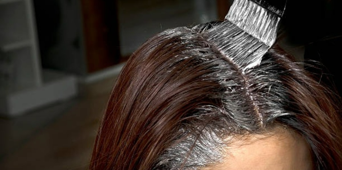 Tinta caseira de cabelo para cobrir os fios grisalhos? Veja receita (Foto: iStock/Mehmet Hilmi Barcin)