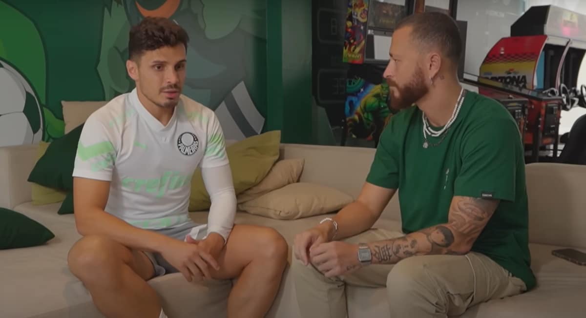 Raphael Veiga conversa com Fred no podcast Desimpedidos (Foto: Reprodução/ YouTube)