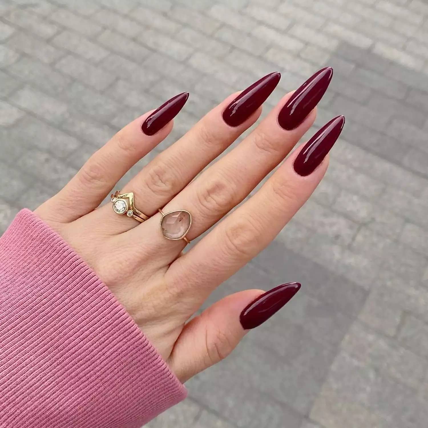 Vermelho está sempre entre os queridinhos para as unhas, seja mais escuro ou o próprio vermelho sangue (Foto: Reprodução)