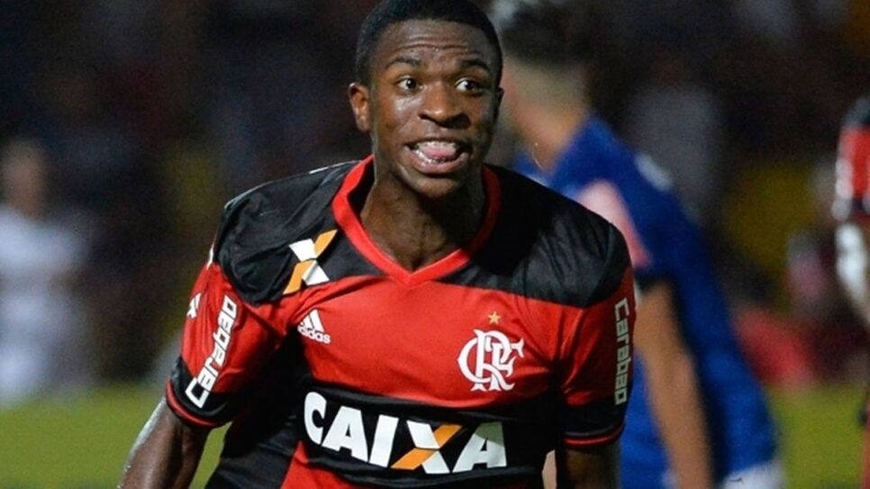 Vini Jr. quando jogou pelo Flamengo, se tornando ídolo da Nação (Foto: Reprodução/ CRF/ Getty Images)