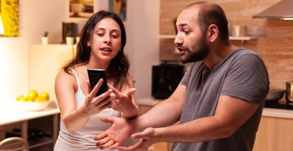 7 sinais de que seu companheiro pode estar te traindo; veja lista (Foto: Reprodução/ FreePik)