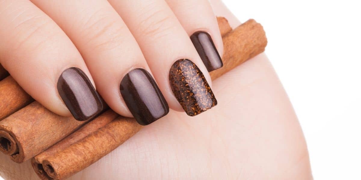 Esmalte cor marrom, símbolo da pessoa chique e sofisticada (Imagem Reprodução Canva) 