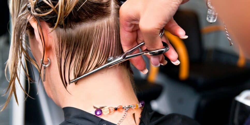 Corte de cabelo curto que está tomando conta da cabeça das mulheres (Imagem Reprodução Canva)