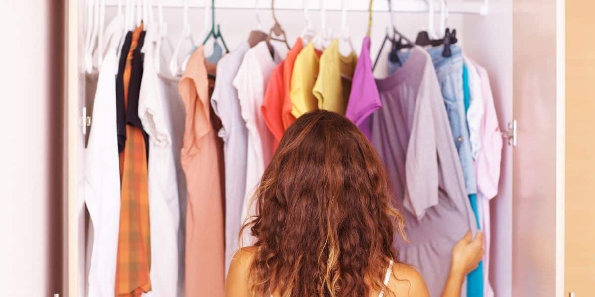 8 peças de roupa que as mulheres com mais de 40 anos não devem ter no guarda roupa (Imagem Reprodução Canva)