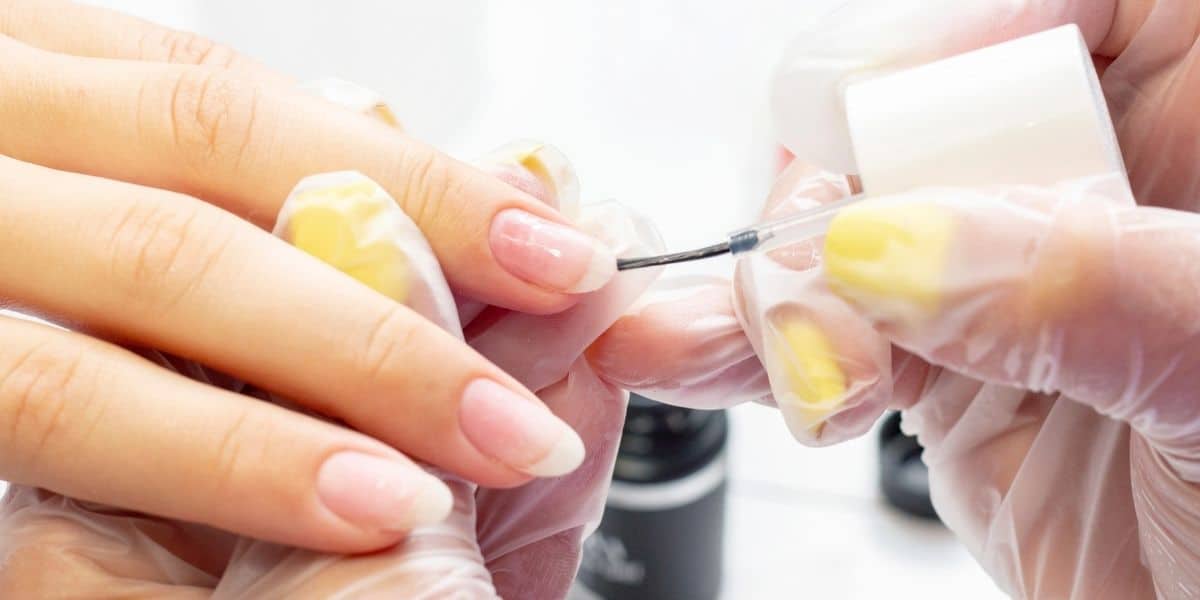 Unhas com rubber base, alternativa saudável para pedir para as manicures (Imagem Reprodução Canva)