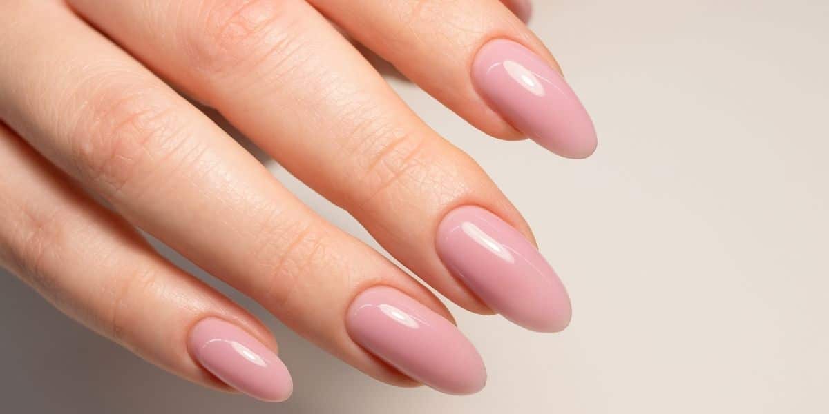 Cor de esmalte nude, ótima opção para pedir para as manicures (Imagem Reprodução Canva)