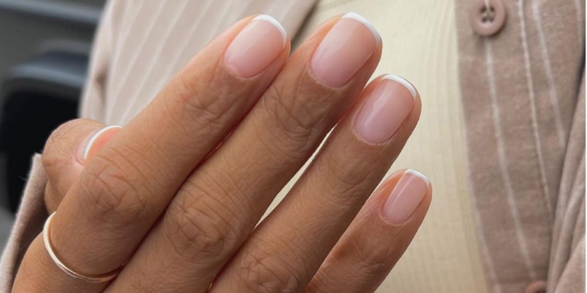 Modelo de francesinha branca para servir de inspiração nas manicures (Imagem Reprodução Instagram)