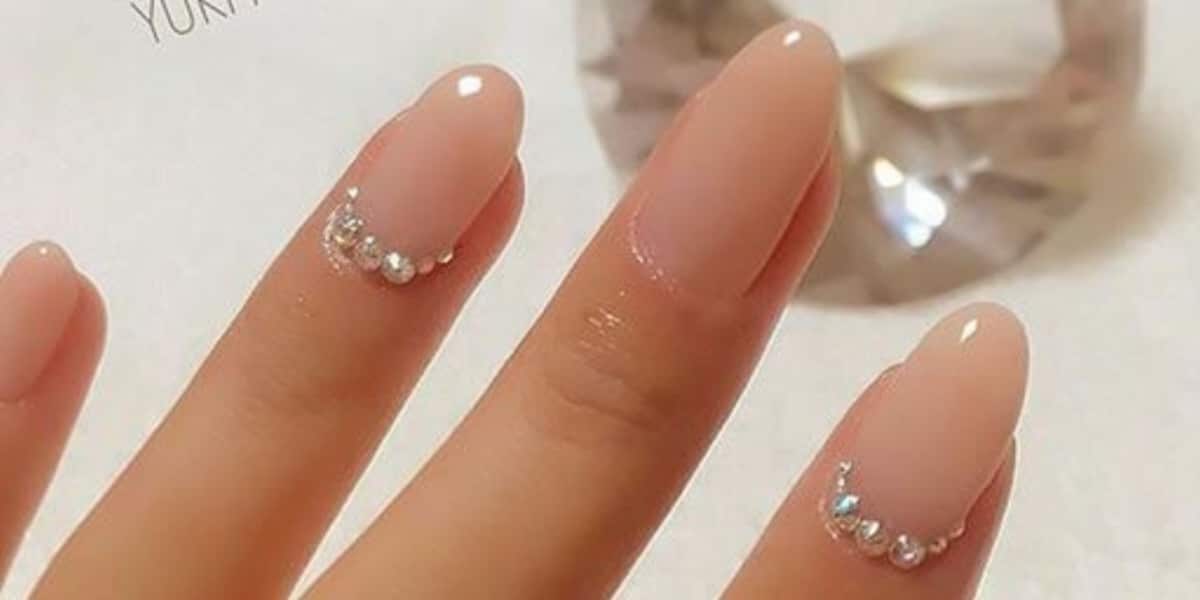 Unhas curtas nude com pedras (Imagem Reprodução Pinterest)